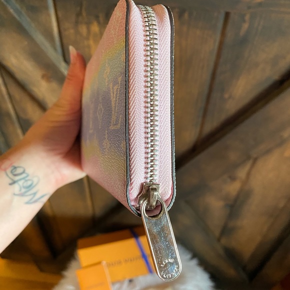 Limited Edition Louis Vuitton Escale Pastel zippy wallet card holder - Picture 3 of 16